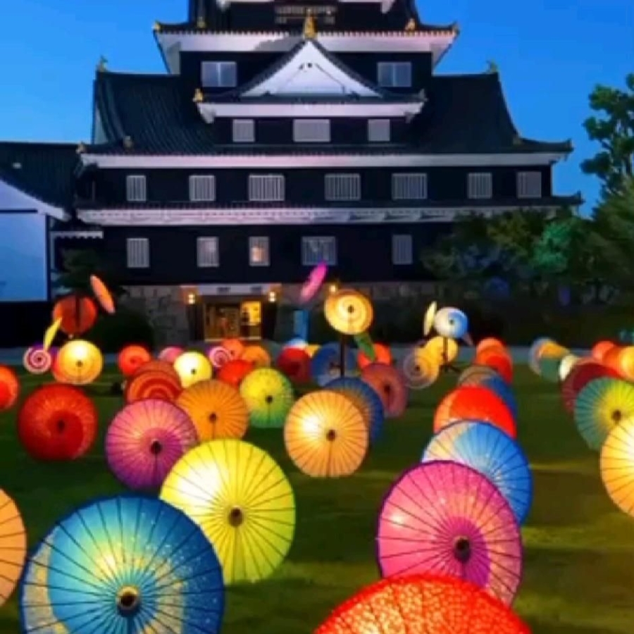 Зонтики цветные ночью